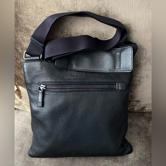 ✨PREOWNED ✨💯% AUTHENTIC PRADA MESSENGER BAG - Picture 1 of 11
